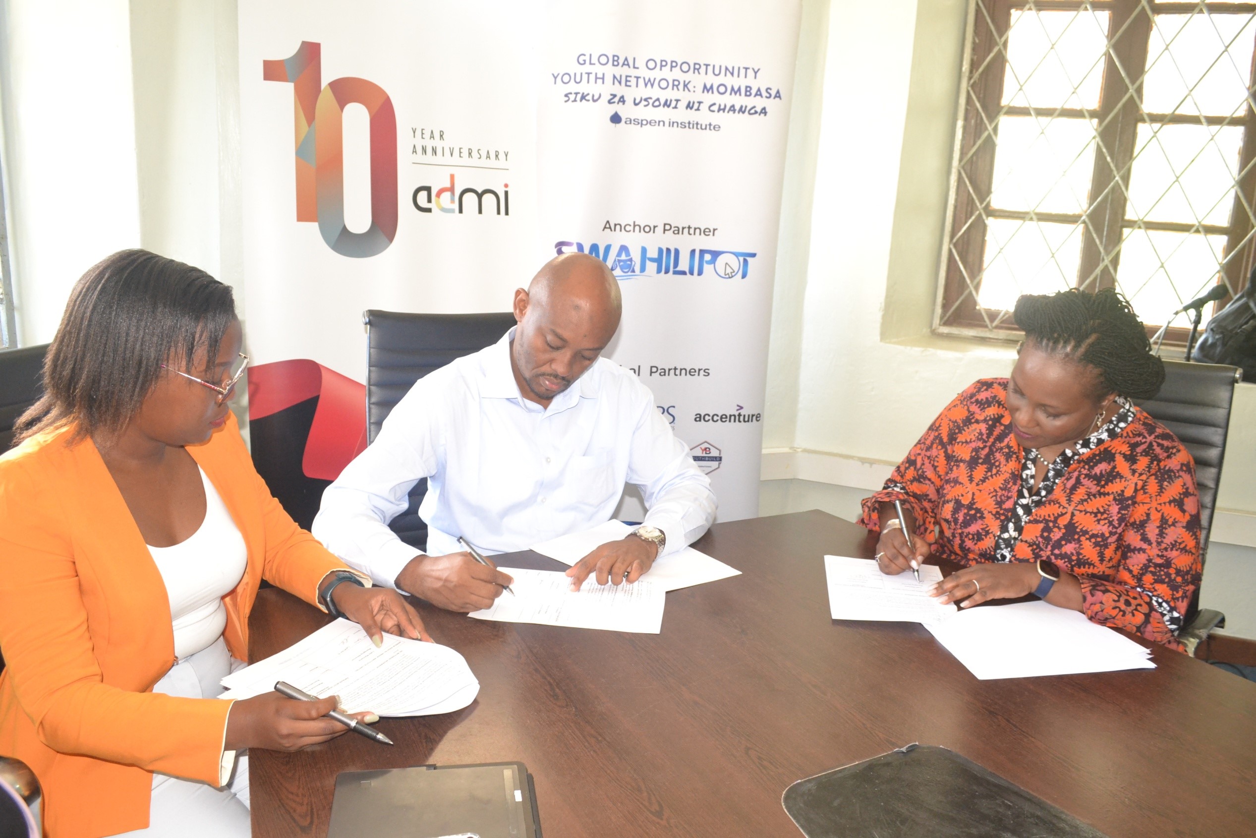 L-R: Daisy Chesang, Creative Economy Pathway Lead at Global Opportunity Youth Network Daisy Chesang, Swahilipot Hub Executive Director Mahmoud Noor and ADMI Director Dr. Laila Macharia sign a tripartite MoU. ADMI will train and connect the underserved youth drawn from Mombasa County with employment opportunities.
