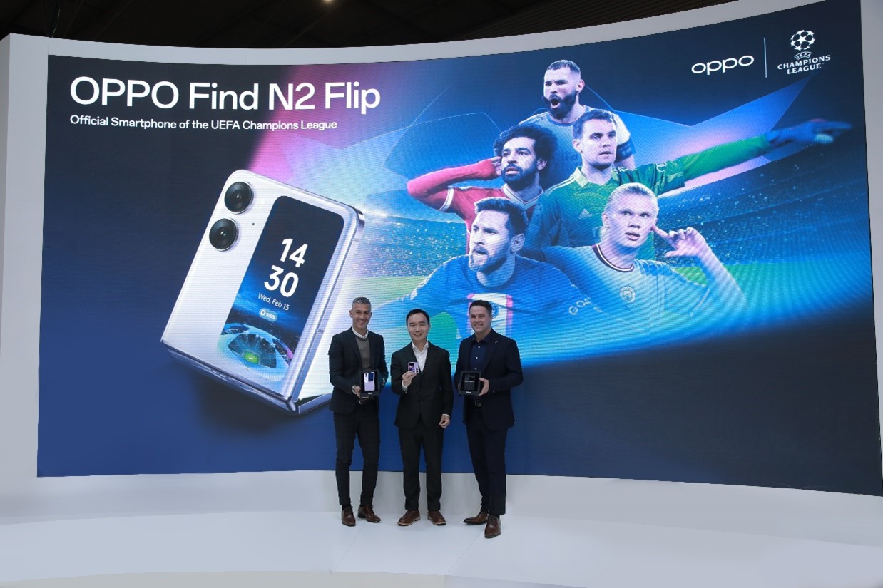 UEFA Champions League Ambassadors Michael Owen (right) and Luis Garcia (left) become the first global users of OPPO Find N2 Flip 